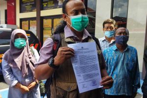 Kuasa hukum guru MTs NU Al-Badar, Ihya Ulumiddin SH, menunjukkan bukti pelaporan kepada awak media. (yas) - Kepala MTs NU Al-Badar Resmi Dilaporkan Ke Polres Terkait Penonaktifan Akun PTK