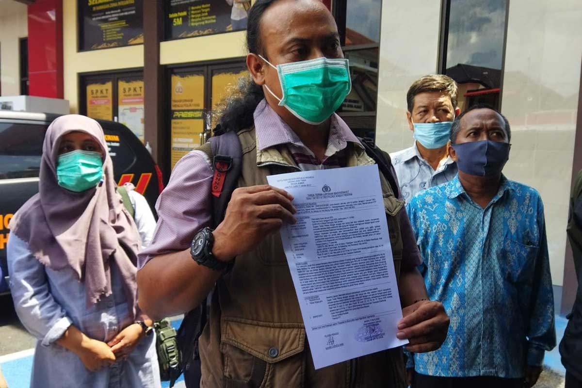 Kuasa hukum guru MTs NU Al-Badar, Ihya Ulumiddin SH, menunjukkan bukti pelaporan kepada awak media. (yas) - Kepala MTs NU Al-Badar Resmi Dilaporkan Ke Polres Terkait Penonaktifan Akun PTK