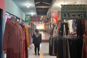 Lokasi Pedagang Busana di Pasar Singosari, tampak sepi pengunjung. (ws5) - Ramadan, Pedagang Busana di Pasar Tradisional Sepi Pengunjung