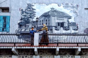 Lokasi favorit pengunjung berfoto di dekat jembatan ada tembok yang bergambar bangunan tempo dulu. (jaz) - Menikmati Suasana Kajoetangan Heritage Kota Malang