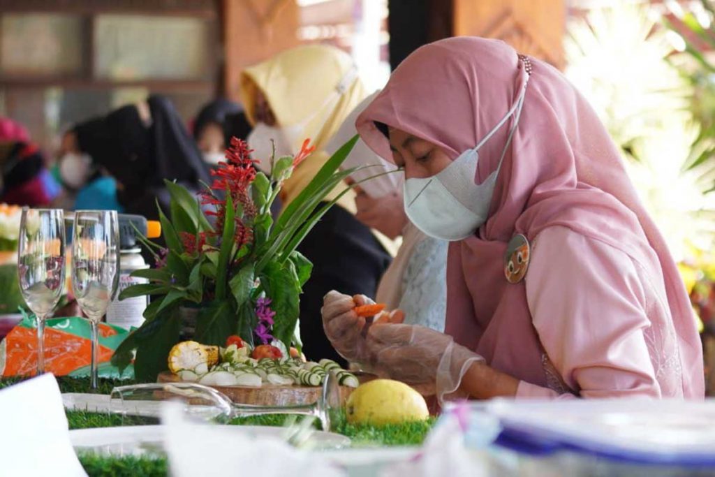 Lomba Garnish dalam rangka peringatan Hari Kartini. (ist) - Peringatan Hari Kartini PKK Kota Batu, Digelar Lomba Garnish dan Peragaan Busana Nasional