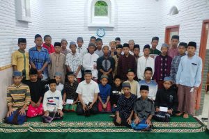 M Taufik bersama anak yatim piatu Pondok Darus Sa'adah. (rhd) - Pamungkasi Ramadan Berbagi, Aksara Tumapel Malang Santuni Darus Sa'adah Batu
