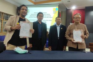 MAC dan UM menunjukkan berkas MoU kerjasama proyek sosial Sekolah Rakyat Autis. (rhd) - MAC-UM Buka Sekolah Rakyat Autis Bagi ABK Kurang Mampu