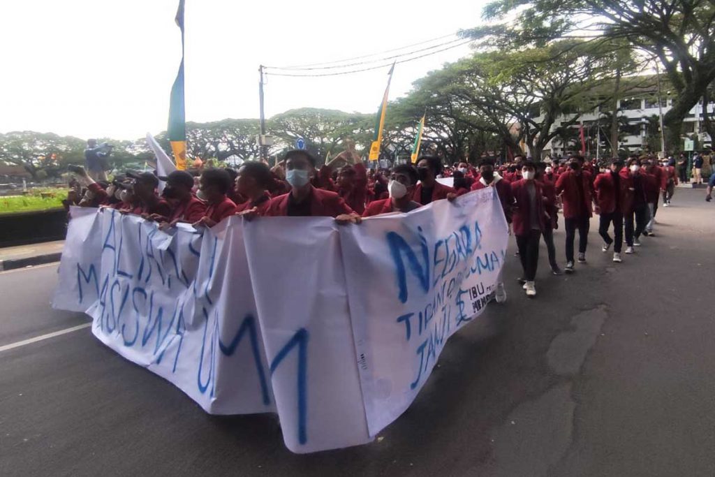 Mahasiswa aksi longmarch dari Stadion Gajayana menuju Gedung DPRD Kota Malang. (rhd) - Aksi Damai Mahasiswa, Ketua DPRD Kota Malang Sepakati Berbagai Tuntutan