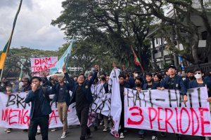 Mahasiswa dengan membawa spanduk seruan aksi di depan gedung DPRD Kota Malang. (ws5) - Aksi Damai Mahasiswa, Ketua DPRD Kota Malang Sepakati Berbagai Tuntutan