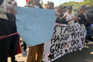 Mahasiswa yang tergabung dalam aksi Cipayung Kota Malang, tampak membentangkan postet yang berisi tuntutan. (ws5) - Aksi Cipayung Kota Malang, Bersih Dari Kata-Kata Seksisme
