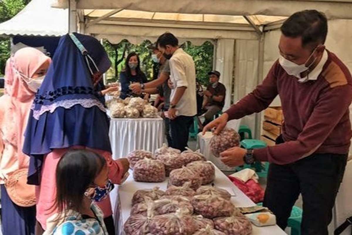 Masyarakat antusias menyambut operasi pasar yang diadakan Pemkot Malang. (ist) - Jaga Stabilitas Harga, Disperindag Gandeng Bulog Operasi Pasar