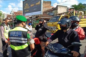 Masyarakat sekitar yang melintas GOR Ken Arok diingatkan agar tetap prokes. (ist) - Pamor Keris Kedungkandang Sasar Masyarakat Sekitar GOR Ken Arok