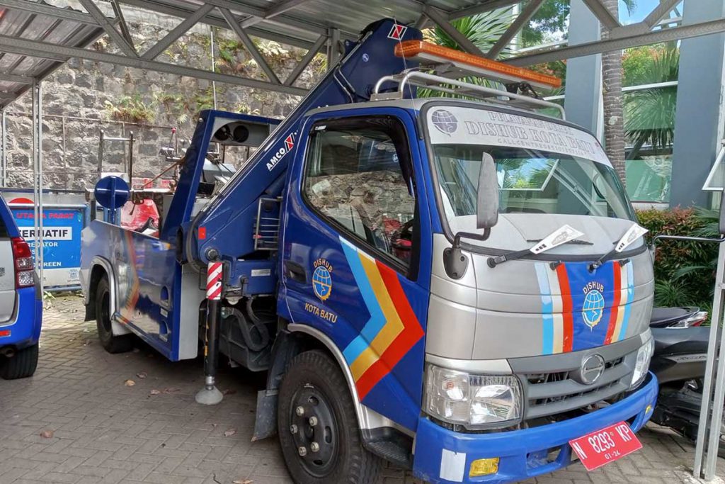 Mobil Derek yang disiapkan Dishub Batu. (dik) - Dishub Batu Siapkan Derek Gratis untuk Warga yang Kendaraannya Mogok