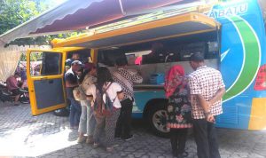 Mobil layanan kependudukan, Dispendukcapil Batu. (ist) - Tiga Persen Anak di Batu, Belum Kantongi Akta Kelahiran, Bumiaji Tertinggi