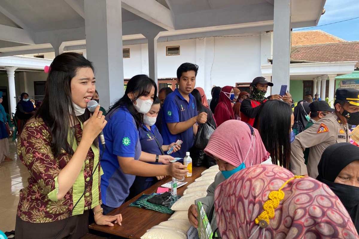 Operasi pasar murah gula pasir di Kantor Desa Wates, Kecamatan Wates, Kabupaten Blitar. (Memo X/fjr) - Pabrik Gula RMI Gelontor 1 Ton Gula Pasir di Bulan Ramadan