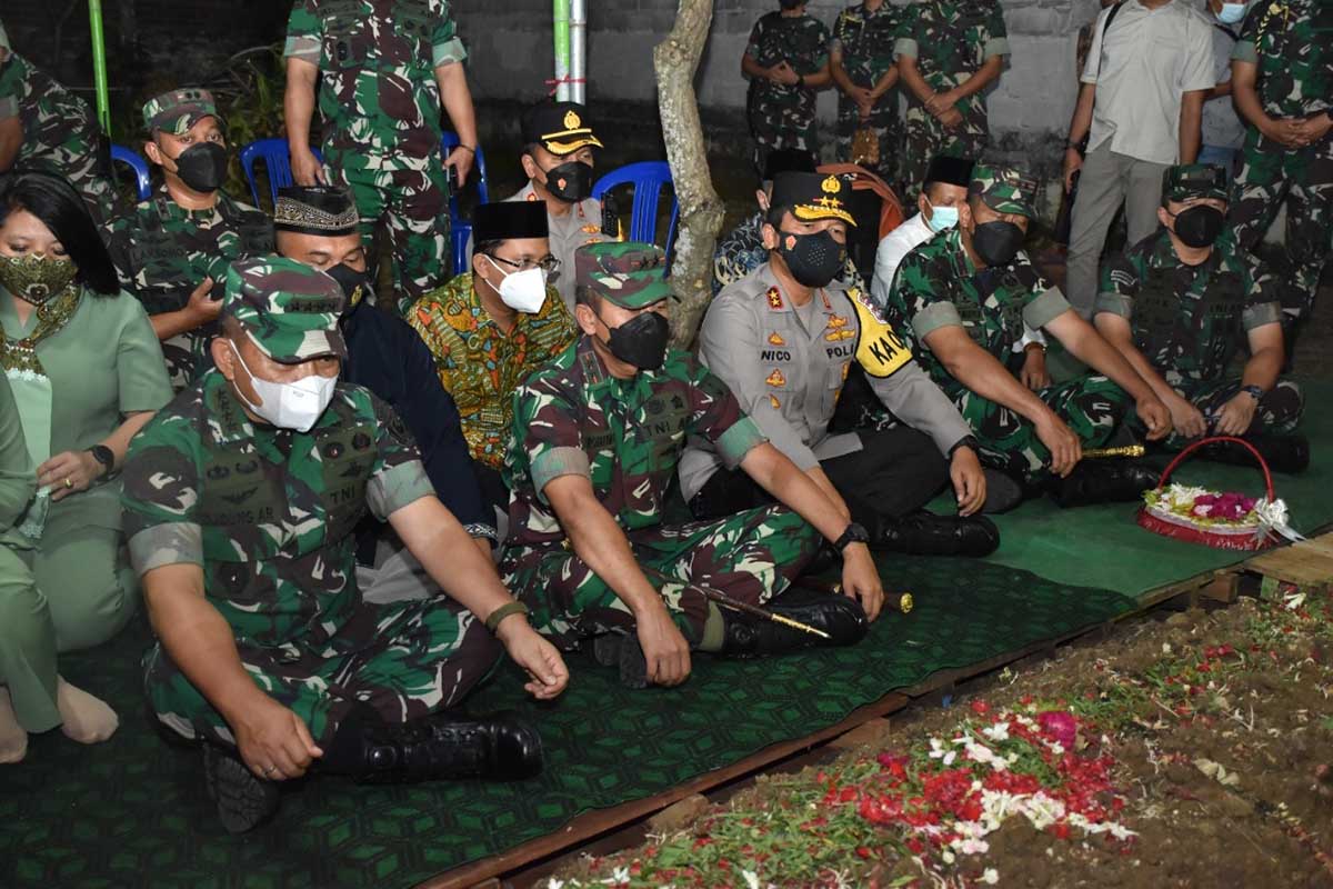 Pangdam V/Brawijaya Dampingi Kasad ke Rumah Duka Almarhum Sertu Eka