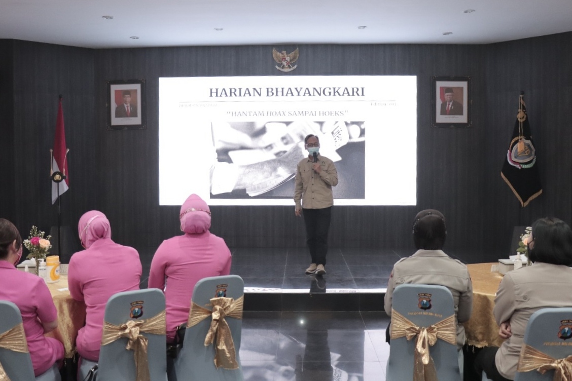 Noordin Jihad, menyampaikan paparan mengenali dan melawan hoaks dalam modul dummy Harian Bhayangkari.