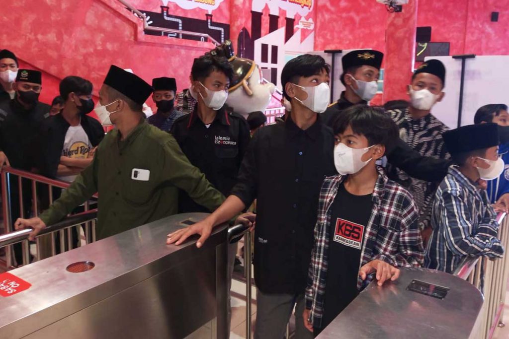 Para Santri Yatim piatu, mengantri untuk masuk ke wahana wisata. (dik) - 100 Anak Yatim Bahagia Diajak 'Healing' Pelaku Pariwisata dan Musisi Batu