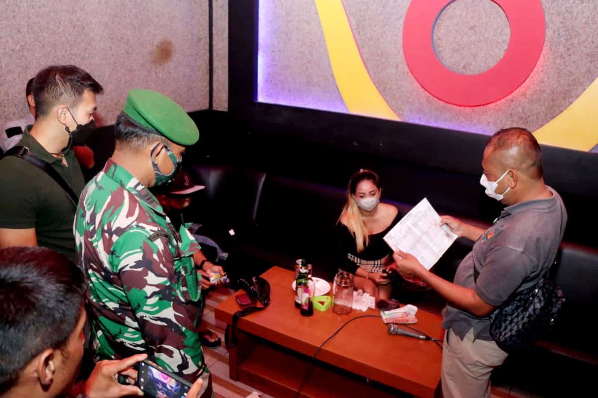 Patroli cipta kondisi di tempat hiburan malam. (Memo X/fjr) - Polisi dan TNI Sisir Tempat Hiburan Malam di Blitar