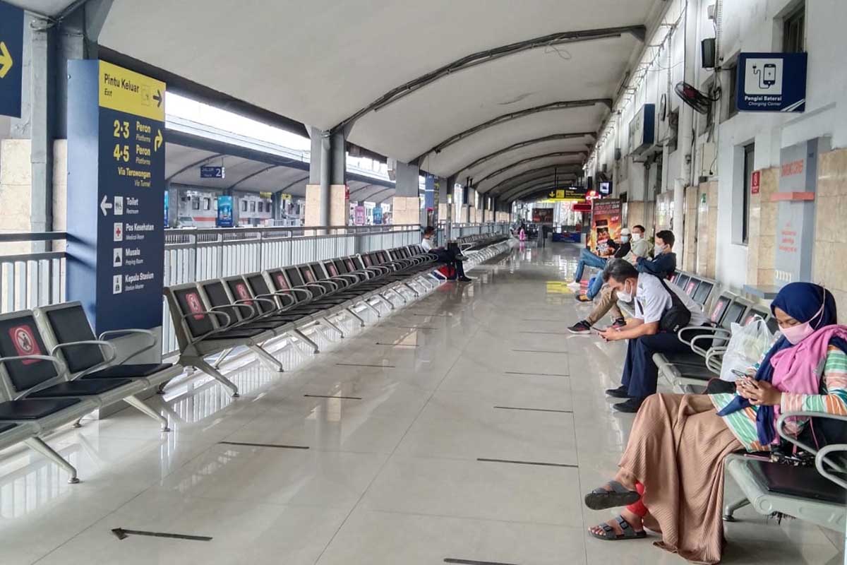 Pelayanan petugas KAI dengan penumpang sesuai protokol kesehatan. (jaz) - 39 Kereta Sambut Lebaran Bakal Dioperasikan Daop 8 Surabaya