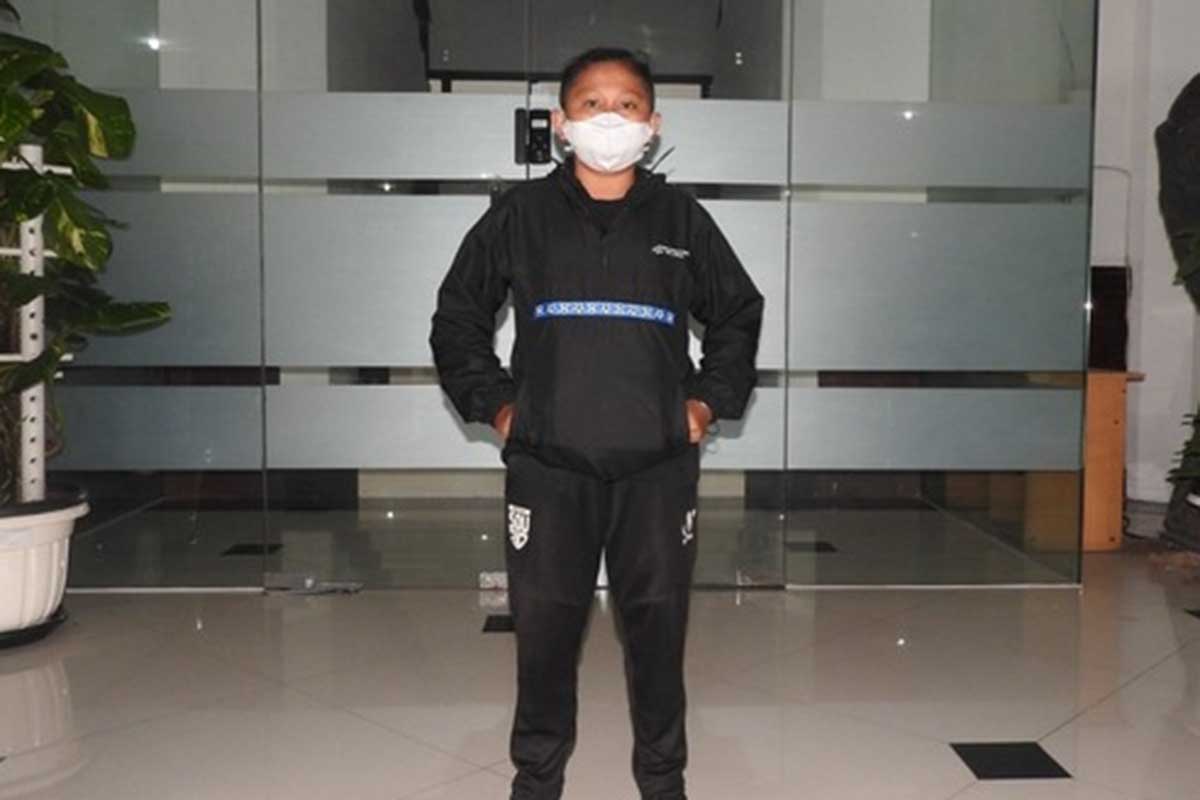 Pemain film Darah Biru Arema, Amin Sumantri menjelaskan Malang Fashion Week. (ist) - Pemain Film Darah Biru Arema Sukses Promosi Brand Lokal Malang