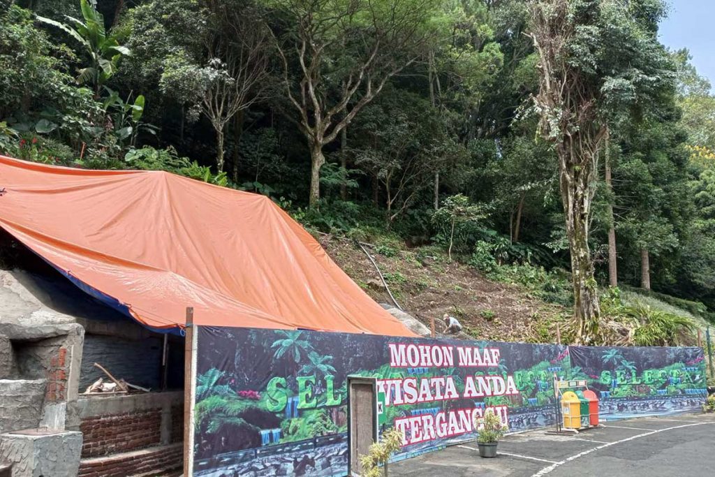 Pembenahan Taman Rekreasi Selecta di area kedatangan tamu. (dik) - Momen Puasa, Kesempatan Obyek Wisata Batu Perbaiki Wahana