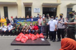 Pemberian bantuan paket sembako dan kasur kepada korban terdampak longsor Muharto. (rhd) - Disaksikan Walikota, Lippo Malls dan Pangdivif 2 Kostrad Serahkan Bantuan Korban Longsor Muharto