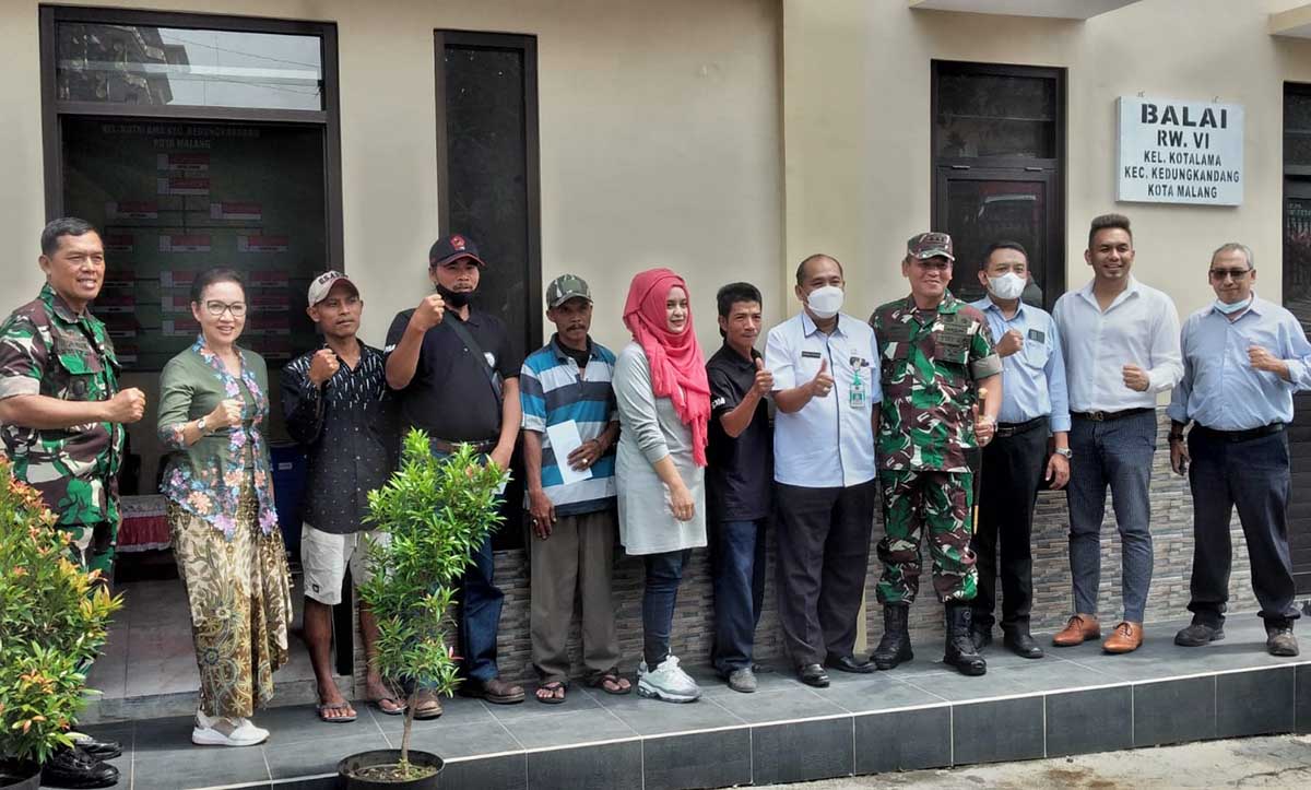 Pemberian bantuan sewa rumah kepada korban terdampak longsor Muharto. (ist) - Gandeng Lippo Malls Jatim, Danrem 083/Bdj Serahkan Bantuan Sewa Rumah Korban Longsor Muharto