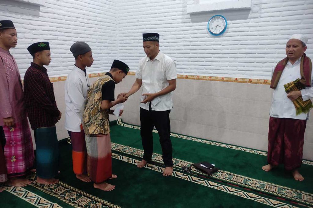 Pemberian santunan didampingi Pengasuh Pondok Darus Sa'adah. (rhd) - Pamungkasi Ramadan Berbagi, Aksara Tumapel Malang Santuni Darus Sa'adah Batu