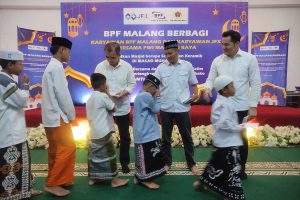 Pemberian santunan kepada anak Panti Asuhan Alkaaf Malang. (rhd) - BPF Malang Bantu Pembangunan Masjid dan Santuni Anak Yatim