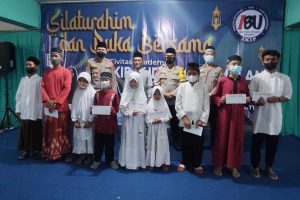 Pemberian santunan kepada perwakilan anak yatim piatu se-Malang Raya. (rhd) - IKIP Budi Utomo Malang Berikan Penghargaan Tokoh dan Santunan Anak Yatim