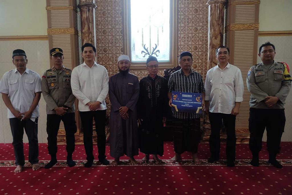 Pemberian simbolis bantuan pembangunan Masjid Muhajirin. (rhd) - BPF Malang Bantu Pembangunan Masjid dan Santuni Anak Yatim
