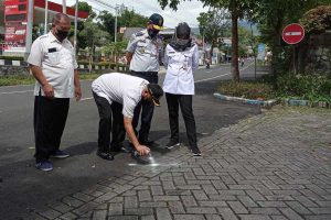 Pemberian tanda pada batas pembangunan Balai Uji Kir Kota Batu. (ist) - Pembangunan Balai Uji KIR Milik Dishub Batu Dipastikan Akhir April ini