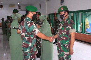 Pemberian ucapan selamat kepada anggota Kodim 0833 yang naik pangkat. (ist) - Dandim 0833 Apresiasi Anggotanya Naik Pangkat