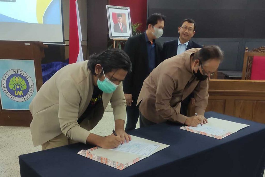 Pemilik MAC Mohammad Cahyadi dan Kepala Departemen PLB Prof Dr Mohammad Efendi MPd, MKes, menandatangani MoU. (rhd) - MAC-UM Buka Sekolah Rakyat Autis Bagi ABK Kurang Mampu
