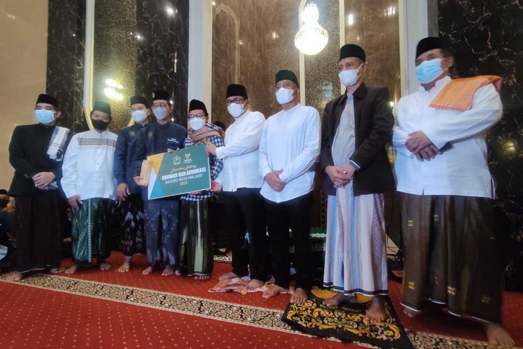 Pemkot Malang menyerahkan bantuan ke Takmir Masjid Fatimah. (jaz) - Safari Ramadan di Masjid Fatimah, Sutiaji: Puasa Seimbangkan Dunia-Akhirat