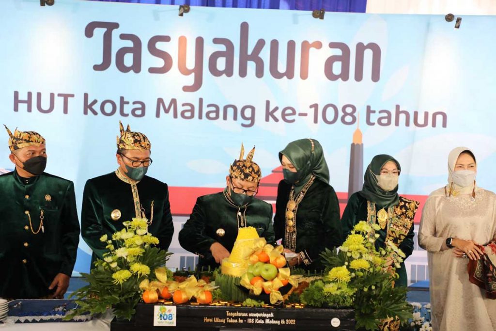 Pemotongan tumpeng HUT ke-108 Kota Malang. (ist) - HUT ke-108 Kota Malang, Pacu Ekraf Kolaborasi, Akselerasi dan Bangkit Bersama Tumbuhkan Ekonomi