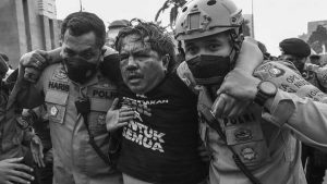 Pemukulan Ade Armando. (ist) - Ade Armando Babak Belur di Demo 11 April, Polisi Cari Pelaku