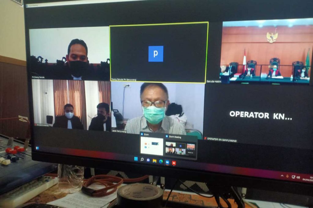 Pengadilan Negeri (PN) Banyuwangi ketika menggelar sidang perdana kasus dugaan penipuan dan penggelapan secara online dengan terdakwa pengusaha SPBU, Karno Wijaya, Senin (4/4/2022) - Pengusaha SPBU Karno Wijaya Jadi Terdakwa Kasus Dugaan Penipuan Dan Penggelapan
