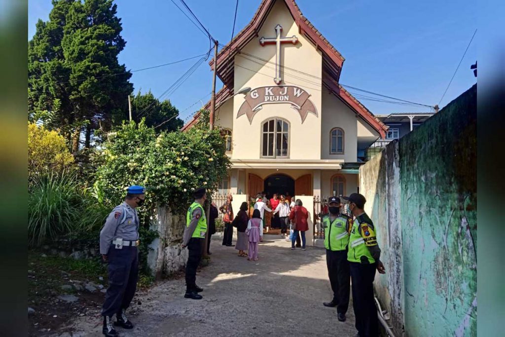 Pengamanan ibadah minggu paskah di GKJW Pujon. (ist) - Terjunkan Personel Gabungan, Rangkaian Perayaan Paskah di Batu, Aman! - Diterjunkan Sejak Perayaan Jumat Agung