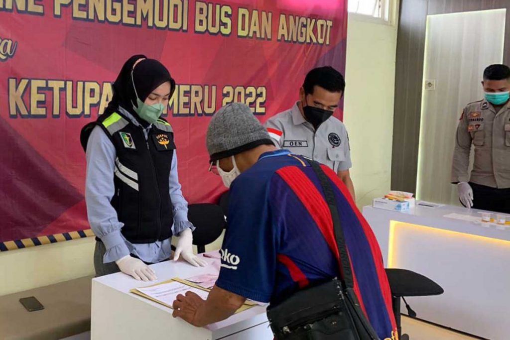 Pengemudi Bus dan Sopir Angkot, mengisi data pribadi sebelum melakukan tes urine. (ist) - Puluhan Sopir Bus dan Angkot di Terminal Batu Mendadak Tes Urine