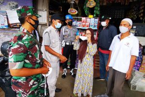 Pengunjung warung diberikan masker. (ist) - Pamor Keris Kedungkandang Sasar Warung Sekitar GOR Ken Arok