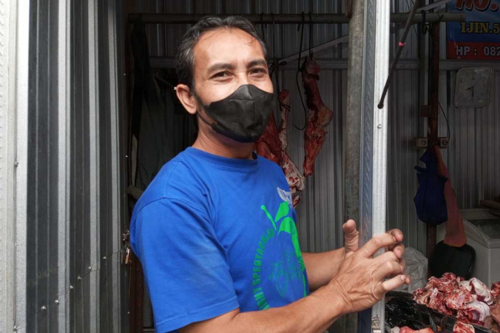 Penjual daging di pasar relokasi, Didik, yang terdampak macet dan kerusakan penutup kios. (dik) - Keluhan Kemacetan, Pedagang Pasar Relokasi Brantas Batu Zona Utara Butuh Solusi