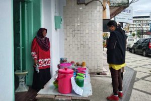 Penjual takjil merasa sepi saat jalan ditutup. (jaz) - Pasar Takjil Kayutangan Masih Sepi, Imbas Jalan Ditutup Sementara