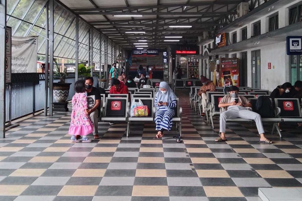 Penumpang sedang mengantri di Stasiun Kota Baru. (jaz) - 39 Kereta Sambut Lebaran Bakal Dioperasikan Daop 8 Surabaya