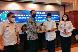Penyerahan Buku Panduan Gerakan Nasional Revolusi Mental. (mg1) - Gerakan Nasional  Revolusi Mental, Sutiaji : Bangsa Harus Punya Karakter