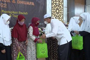 Penyerahan Santunan Janda dan Dhuafa. (ist) - Ratusan Janda dan Dhuafa di Kota Batu, Dapat Santunan Ramadan - Wujud Perhatian Majelis Taklim Perempuan se-Kota Batu