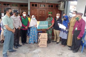 Penyerahan bantuan bagi warga Kedawung terdampak banjir. (ist) - Baznas Kota Malang Salurkan Bantuan Warga Kedawung Terdampak Banjir