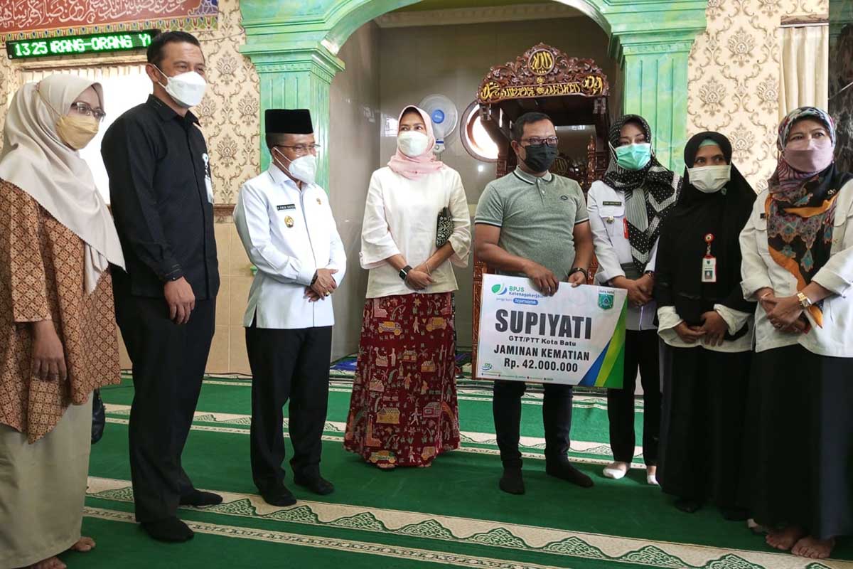 Penyerahan santunan kepada ahli waris peserta BPJS ketenagakerjaan. (dik) - Wali Kota Batu Serahkan Santunan Kematian dan insentif Takmir serta Marbot - Silaturami ke Masjid di Bulan Ramadan