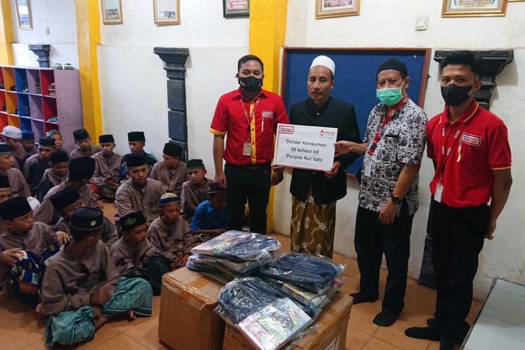 Penyerahan sebelumnya, 50 paket school kit digelontorkan ke santri Ponpes Nur Ilahi, Kecamatan Tajinan, Kabupaten Malang. (ist) - Alfamart Salurkan 50 Paket Perlengkapan Sekolah ke Yayasan Al Kahfi Klojen