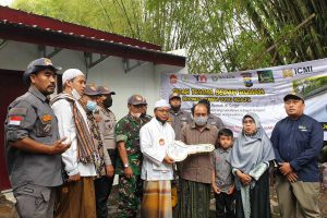 Penyerahan simbolis kunci rumah simbolis usainya program Bedah Rumah. (ist) - Guru TPQ Darussalam Terharu, Rumah Belajar Ngaji Kini Layak Huni