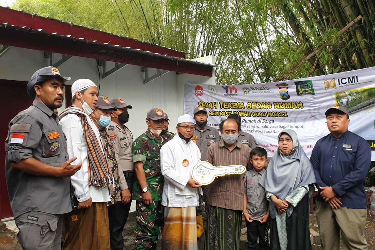 Penyerahan simbolis kunci rumah simbolis usainya program Bedah Rumah. (ist) - Guru TPQ Darussalam Terharu, Rumah Belajar Ngaji Kini Layak Huni