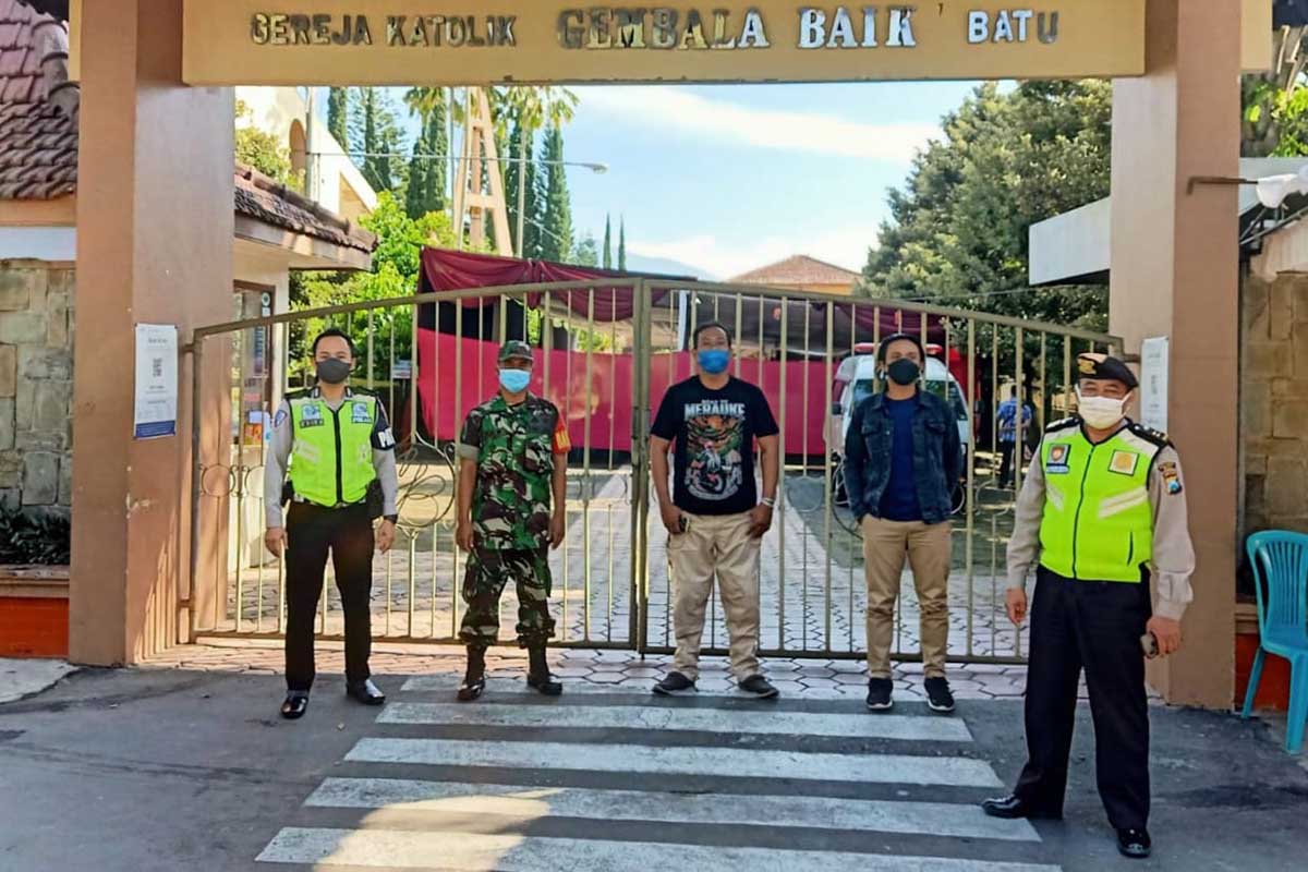 Personel gabungan pengamanan ibadah Paskah di Gereja Katolik Gembala Baik Batu. (ist) - Terjunkan Personel Gabungan, Rangkaian Perayaan Paskah di Batu, Aman! - Diterjunkan Sejak Perayaan Jumat Agung