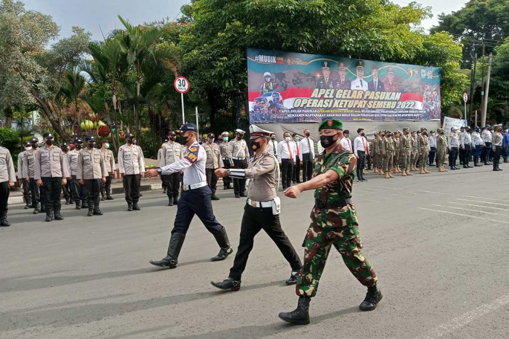 Perwakilan Polri, TNI dan Dishub usai menerima pita tanda tugas operasi. (dik) - Gelar Pasukan Pengamanan Libur Lebaran, Kapolres Batu Siapkan Berbagai Strategi
